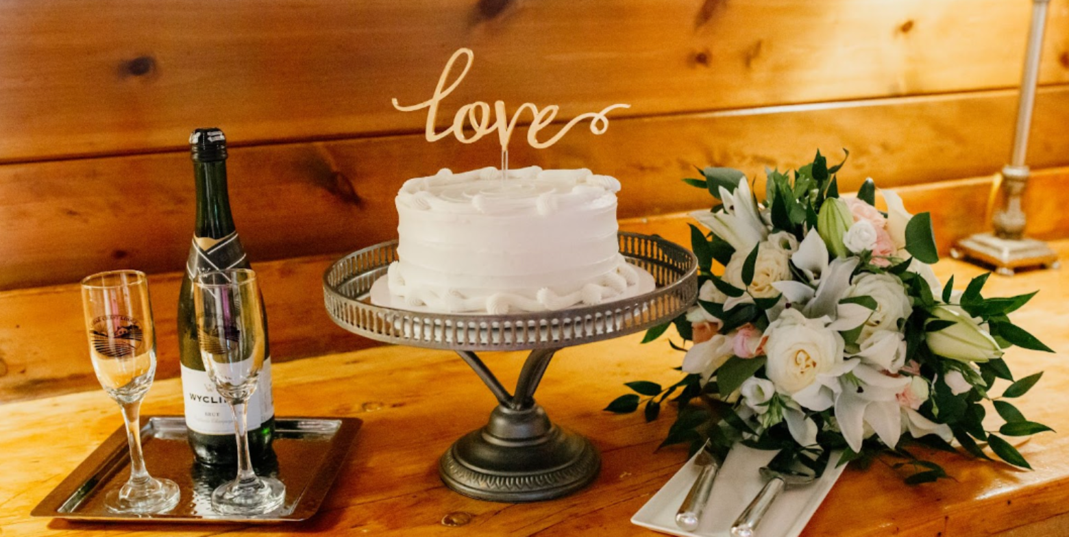 elopement cake setup at cedar crest lodge